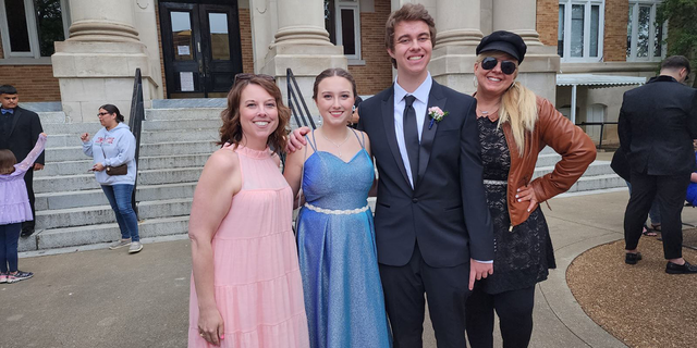 Tatum and Leighton with their moms at prom